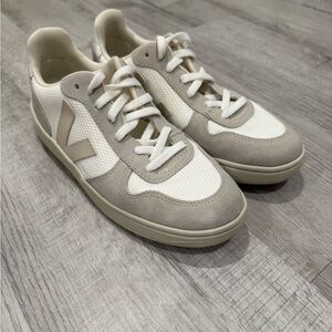 Women’s Vejas (Size 8.5)